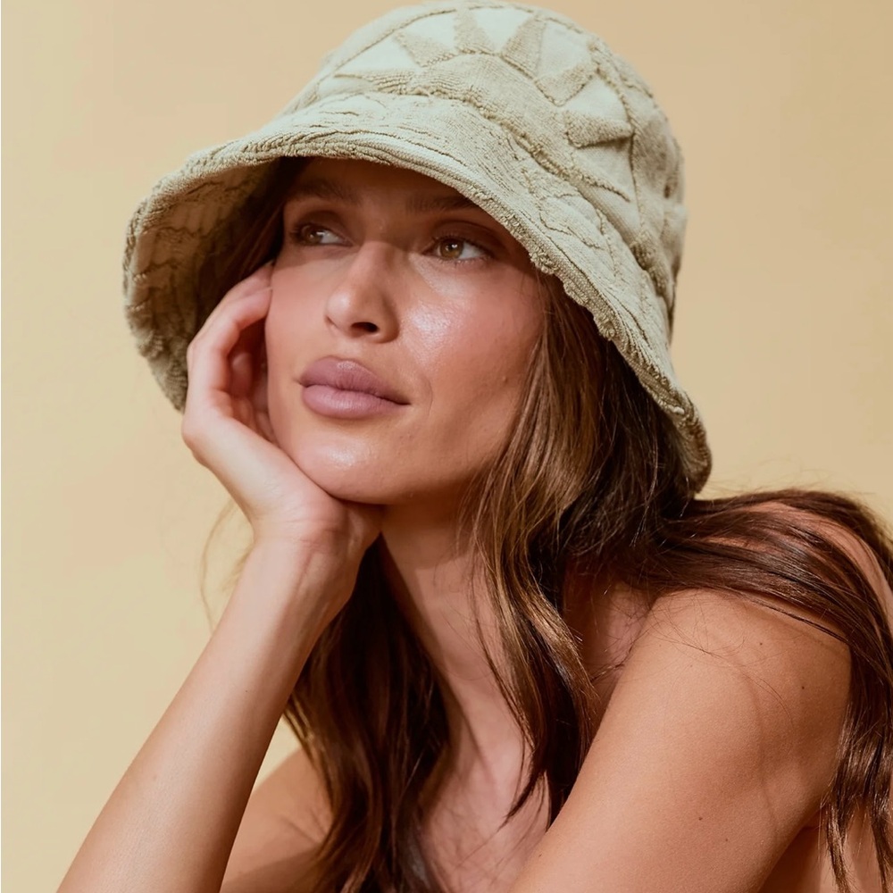 Free People Textured olive Bucket Hat NWT plus free gift 🎁